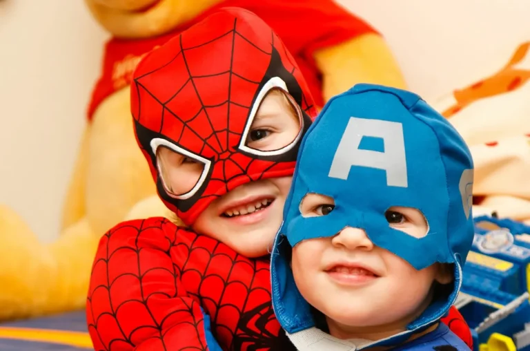 Werthelden - Kinder mit Werten stärken Zwei Kinder in Superheldenkostümen, einer als Spider-Man, der andere als Captain America.
